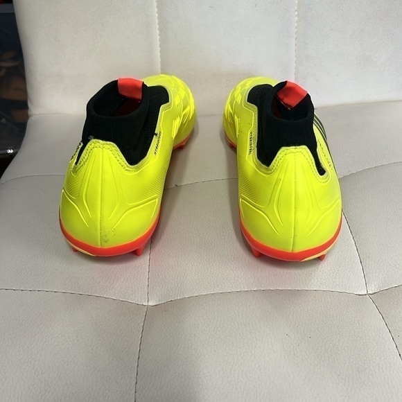 PREDATOR 24 LEAGUE LACELESS TURF SOCCER SHOES men 7 NWT